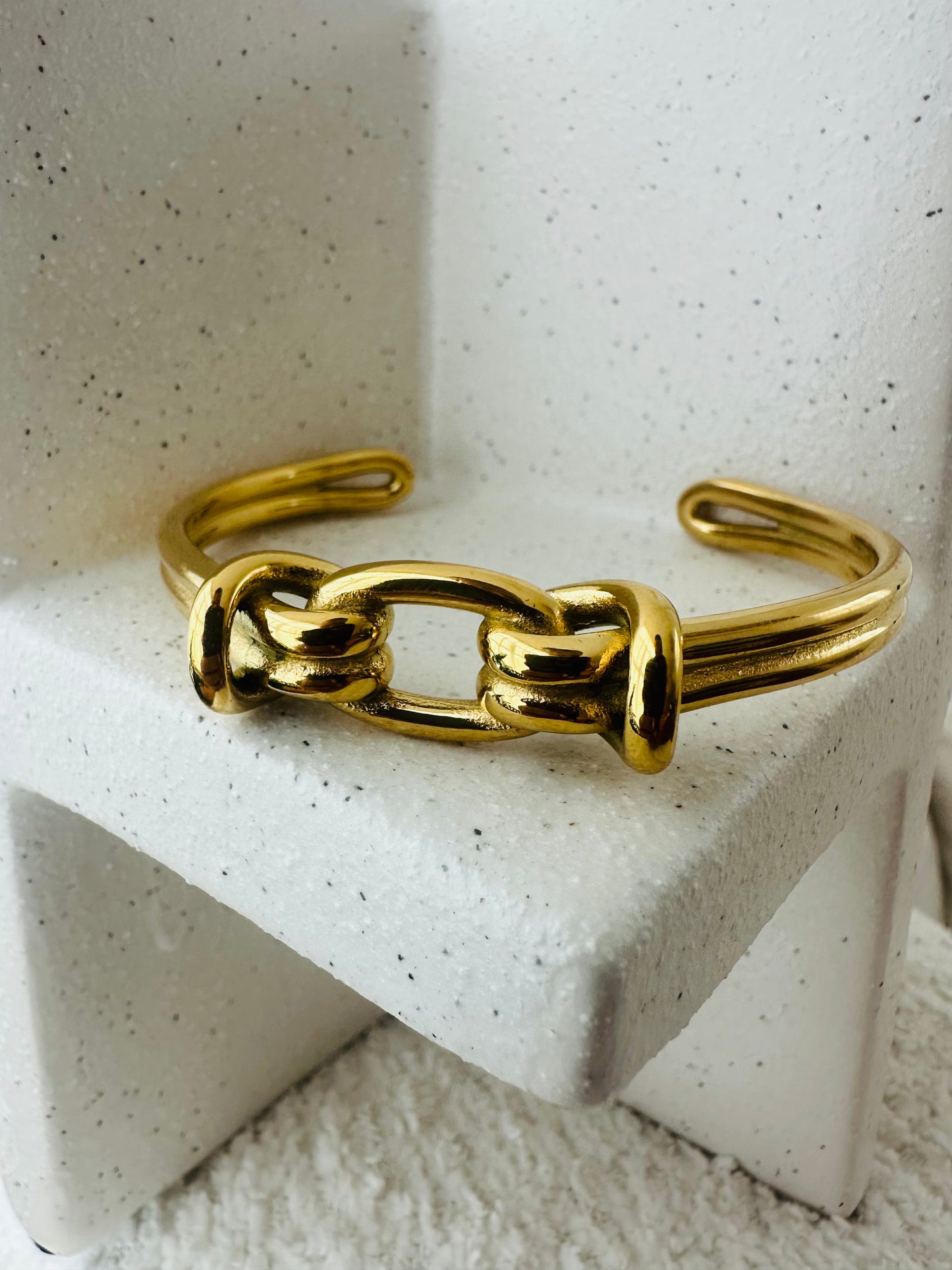 AMELIA BANGLE
