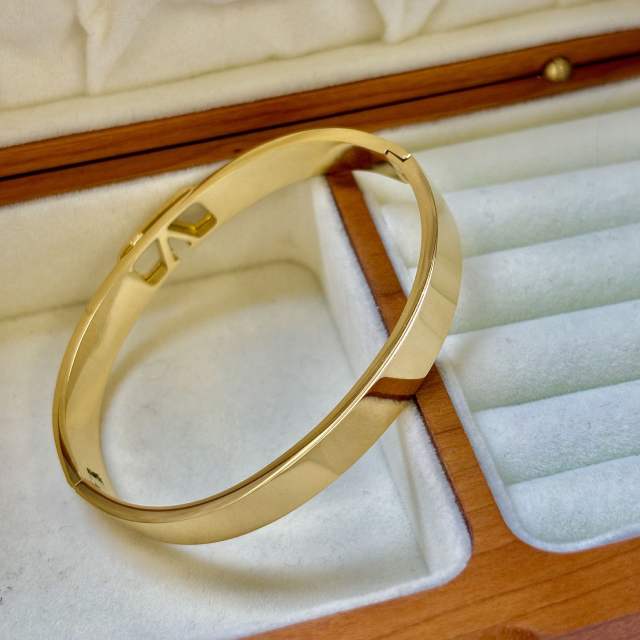 V Bangle