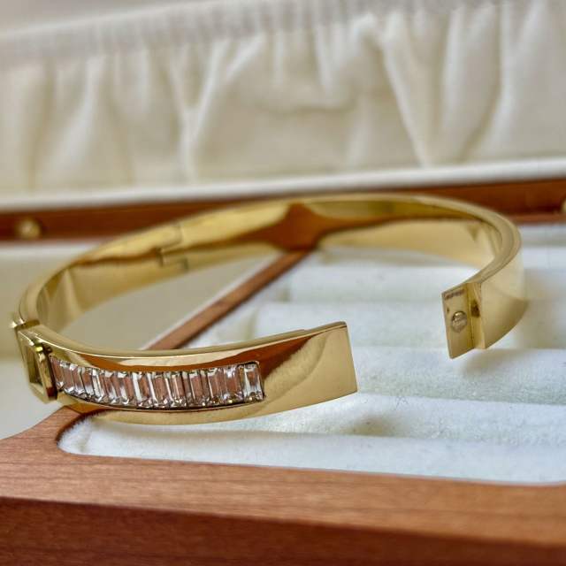 V Bangle